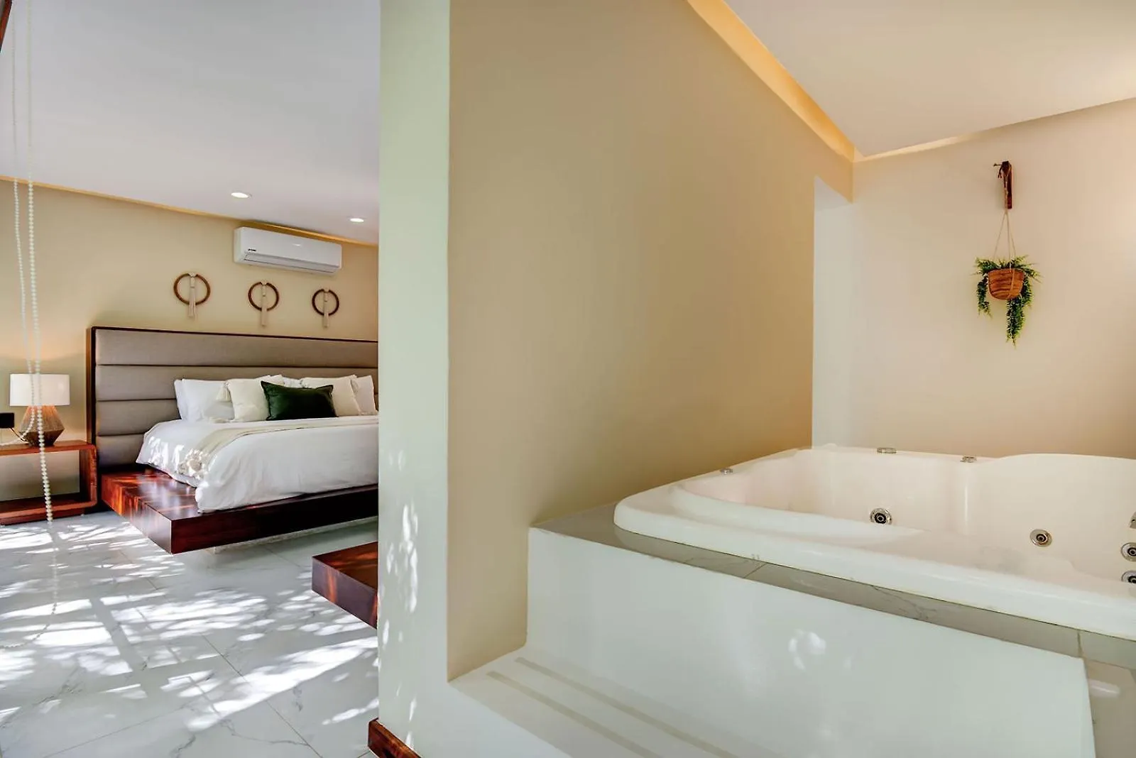 Sixteen Bedrooms Villa In بلايا ديل كارمن