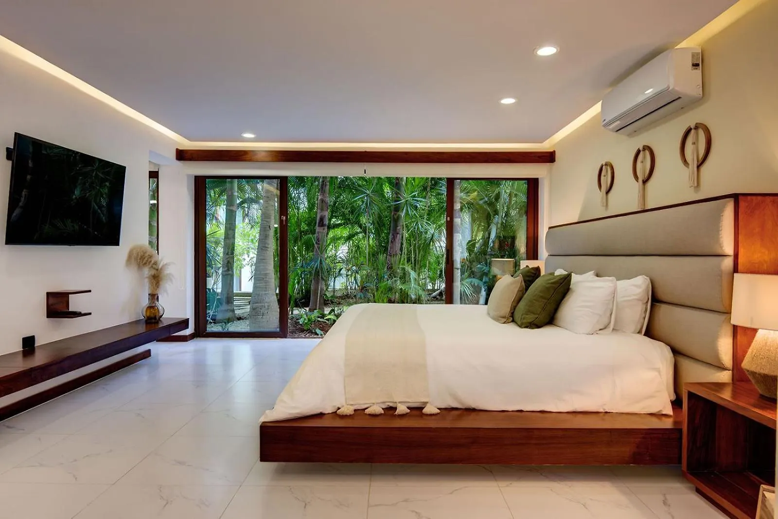 Sixteen Bedrooms Villa In بلايا ديل كارمن