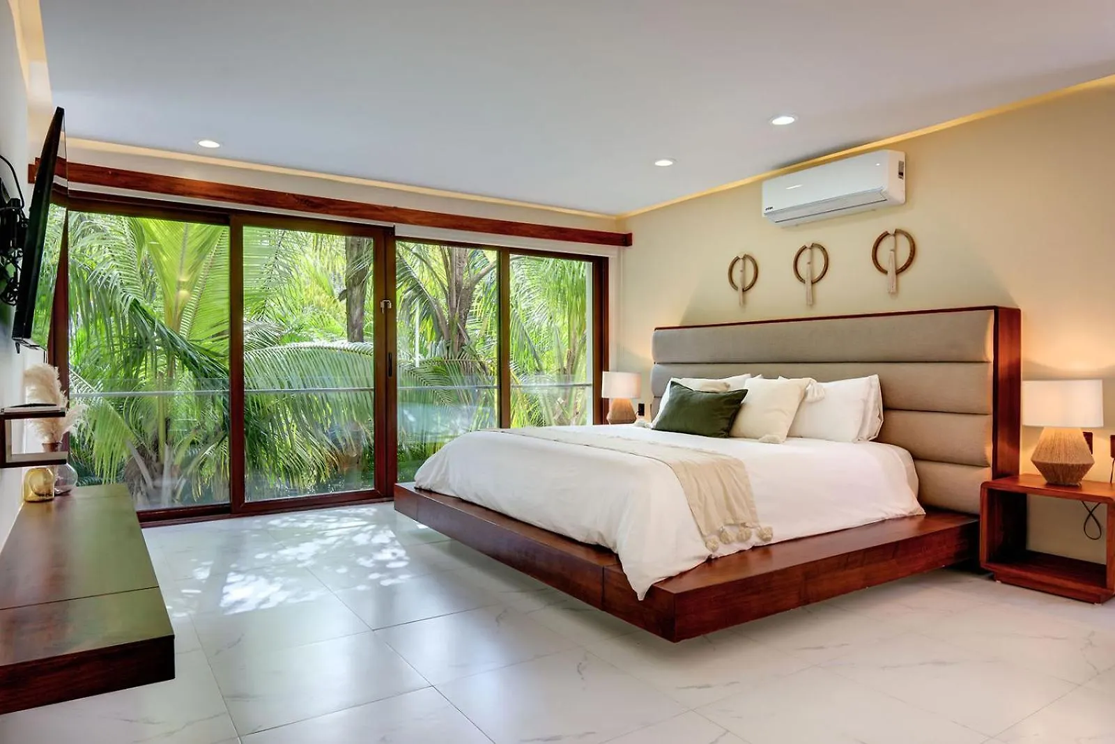 Sixteen Bedrooms Villa In Playa Del Carmen Mexiko